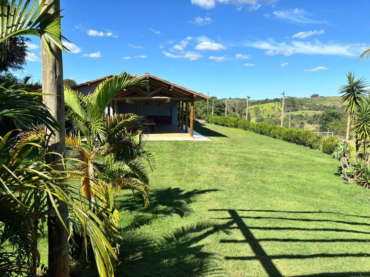 Gramado e jardins com palmeiras ao redor do salão